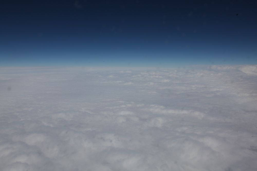 Über den Wolken mit Blick in den Weltall